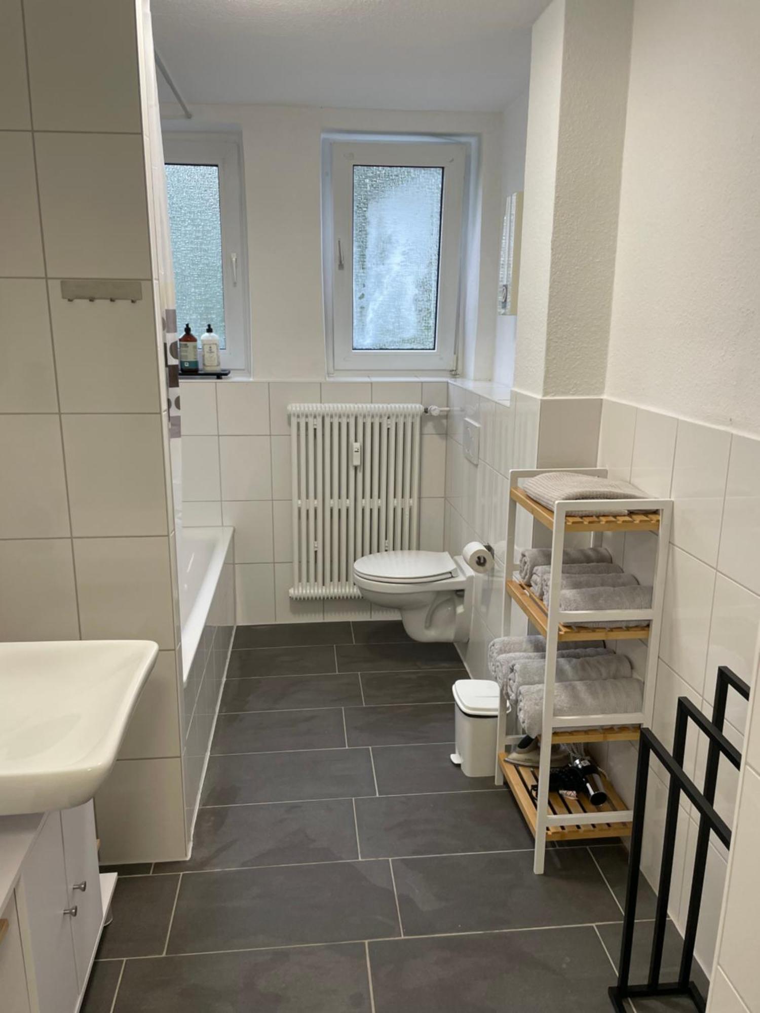 City Apartment Duisburg 1#Netflix &Wlan &Kingsize Bett &Kaffee Maschine & Central & 500M Innenhafen & 2 Min U Bahn Ngoại thất bức ảnh